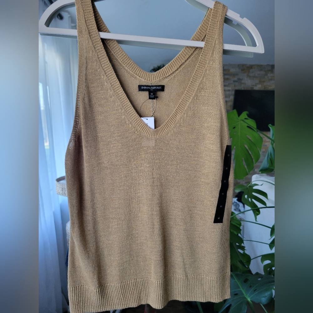 Banana Republic Gold V-Neck Sweater🍒